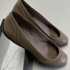 Life Stride Pumps Size 9.5 Beige